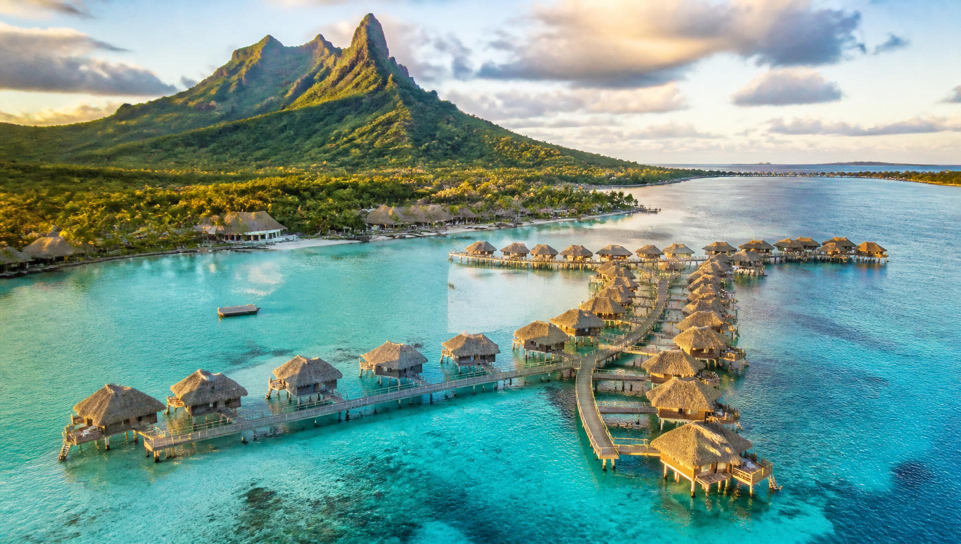 Bangalôs sobre águas cristalinas em Bora Bora